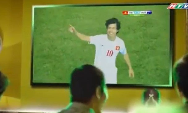 Công Phương mặc áo đội tuyển quốc gia trong clip quảng cáo cho hãng bia.