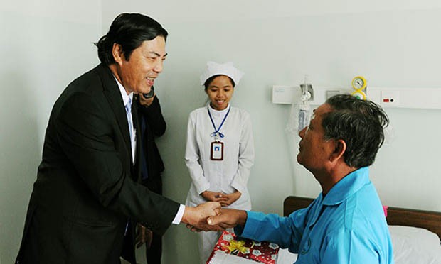 Đồng chí Nguyễn Bá Thanh thăm bệnh nhân Bệnh viện Ung thư Đà Nẵng.