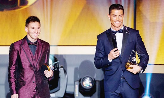 Quả bóng vàng tiếp tục là cuộc đua song mã Messi - Ronaldo.