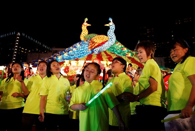 Một dàn đồng ca hát chào mừng năm mới trong sự kiện diễn ra ở Vịnh Marina, Singapore, vào đêm 17/2.