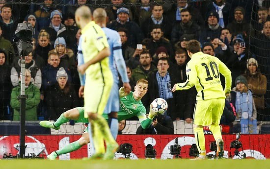 Lionel Messi sút hỏng penalty trước thủ thành Joe Hart của Manchester City.