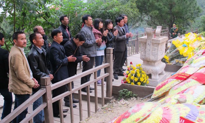 Dịp tết Ất Mùi, mỗi ngày có hàng ngàn du khách đến viếng mộ Đại tướng Võ Nguyên Giáp. Ảnh: Báo Quảng Bình.
