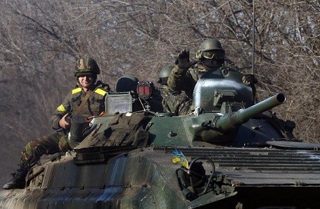 Các quân nhân Ukraine trên xe bọc thép chở lính tại vùng Donetsk, đông Ukraine hôm 22/2.
