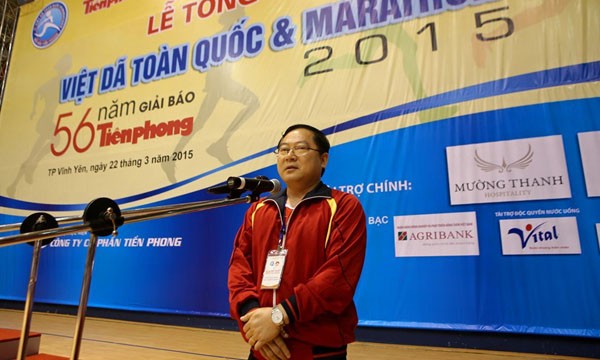 Tổng biên tập báo Tiền Phong, ông Lê Xuân Sơn, Trưởng Ban Tổ chức Việt dã toàn quốc và marathon báo Tiền Phong lần thứ 56-2015.