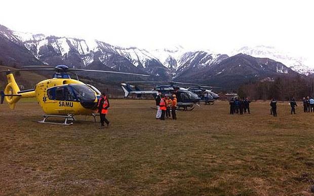Các máy bay trực thăng tại khu vực cứu hộ, cứu nạn ở xã Seyne-les-Alpes (Pháp). Ảnh: Telegraph