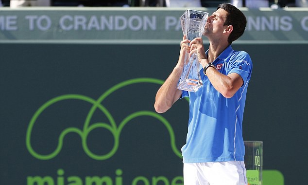 Novak Djokovic với chiếc cúp vô địch Miami Open thứ 5 trong sự nghiệp.