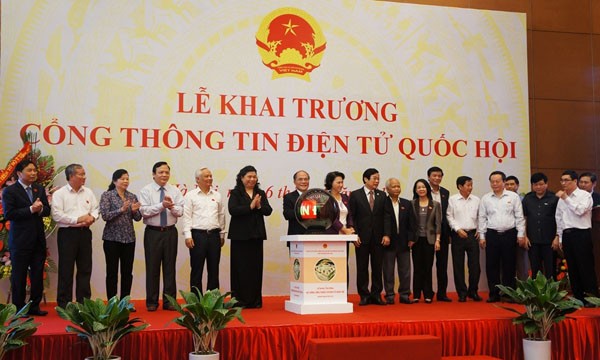Chủ tịch Quốc hội Nguyễn Sinh Hùng và các đại biểu khai trương Cổng thông tin điện tử Quốc hội 