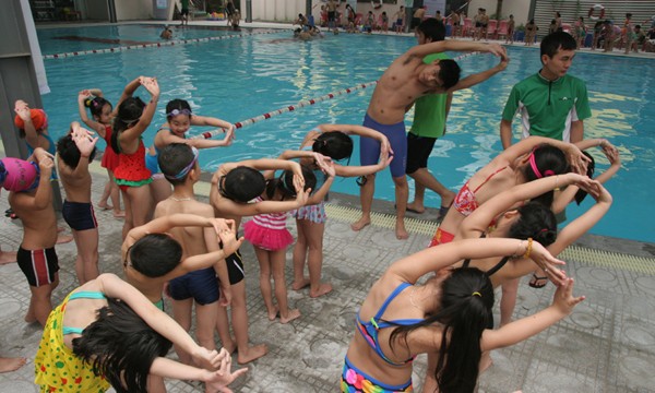 Khai giảng khóa học bơi miễn phí cho trẻ em Tây Hồ