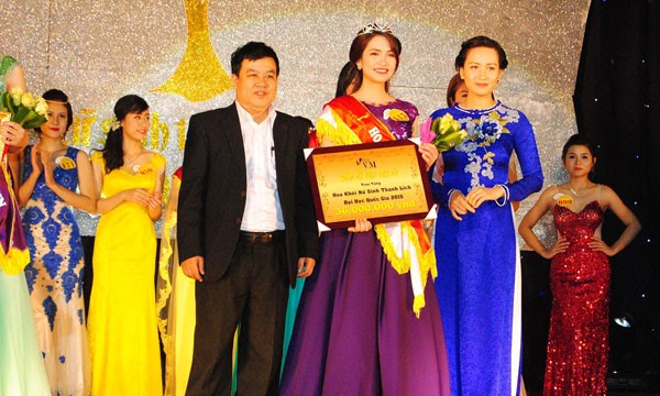 Giây phút đăng quang của thí sinh Lê Thị Việt Hà. Ảnh Duy Ngợi