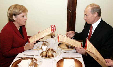 Thủ tướng Đức A. Merkel và Tổng thống Nga V. Putin trong một bữa ăn tối ở Tomsk, Nga.