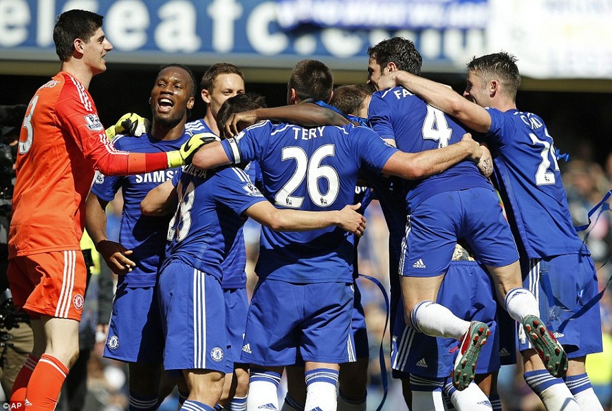 Niềm vui sớm lên ngôi của các cầu thủ Chelsea.