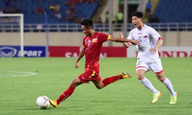 Minh Tuấn đi bóng trước cầu thủ CHDCND Triều Tiên. Ảnh: Zing