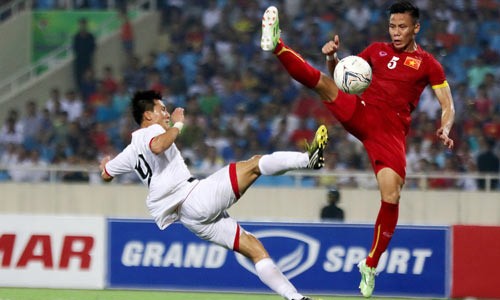 Quế Ngọc Hải (phải) là cầu thủ duy nhất của U.23 tham gia trận đấu này. Ảnh: Minh Hoàng 