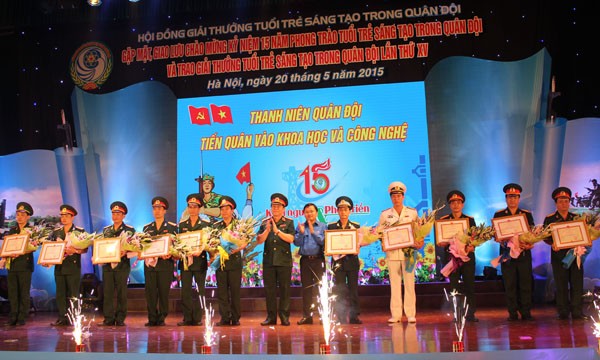 Trao tặng Bằng khen của Hội đồng Giải thưởng TTST trong Quân đội cho 11 tập thể có thành tích xuất sắc trong tham gia hoạt động giải thưởng lần thứ XV