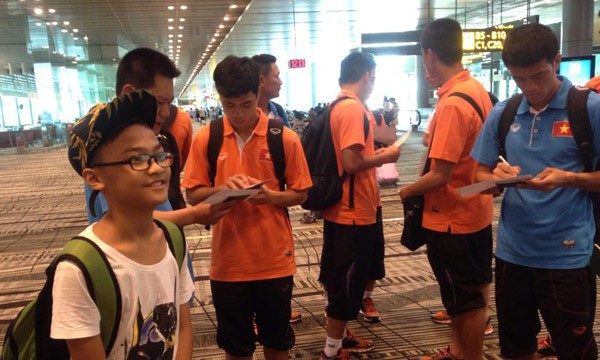 Các cầu thủ U23 Việt Nam tại sân bay Changi của Singapore.