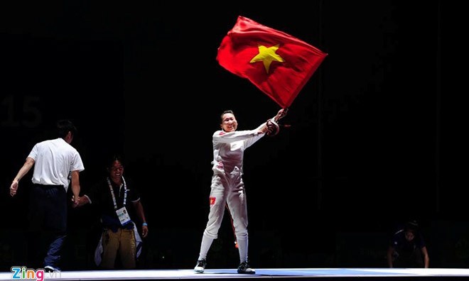 Trần Thị Len phất quốc kỳ ăn mừng chiến thắng. Ảnh: Zing