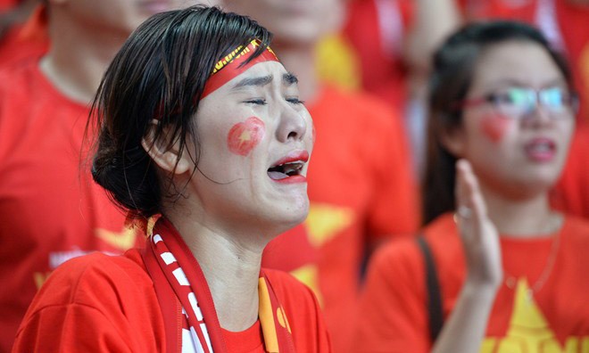 Nhiều nữ CĐV đã rơi lệ khi chứng kiến U23 Việt Nam quỵ ngã đau đớn trước U23 Myanmar. Ảnh: Zing
