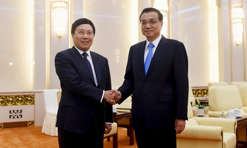 Phó thủ tướng, Bộ trưởng Ngoại giao Phạm Bình Minh hội kiến với Thủ tướng Trung Quốc Lý Khắc Cường tại Đại lễ đường Nhân dân ở Bắc Kinh.