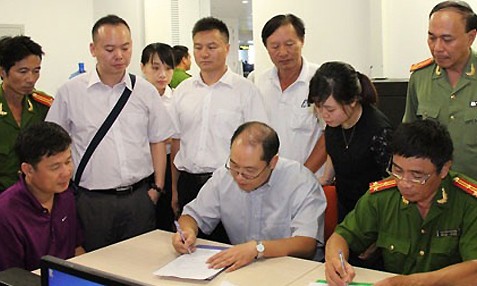 Cảnh sát Việt Nam ban giao Yin Wen Sheng (áo tím) cho Trung Quốc. Ảnh: CA TP HCM