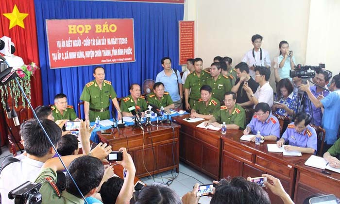 Thượng tướng Lê Quý Vương, Thứ trưởng Bộ Công an trả lời các câu hỏi của phóng viên tại buổi họp báo. Ảnh: Dân Trí. 