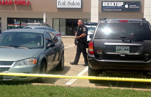 Cảnh sát tại hiện trường vụ nã súng ở một trung tâm dự bị hải quân bang Tennessee hôm 16/7.