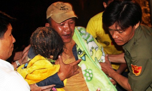 Lực lượng cứu hộ đưa cháu bé lên mặt đất vào lúc 1h35 ngày 5/8. Ảnh: Vnexpress..