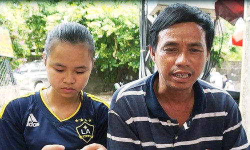 Đến Đại học Y dược Huế làm thủ tục nhập học, nữ sinh Lê Xuân Lài cùng bố nhận được thông báo trượt đại học vì lý do cộng sai điểm ưu tiên. 