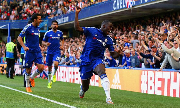 Zouma ăn mừng bàn thắng mở tỷ số cho Chelsea.