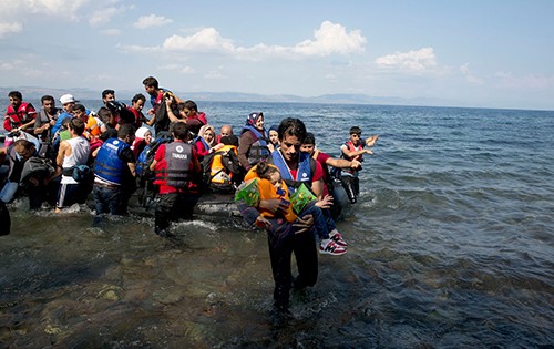 Một nhóm người tị nạn từ Thổ Nhĩ Kỳ cập bến đảo Lesbos, Hy Lạp.