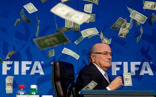 Để chỉ trích vấn nạn tham nhũng ở FIFA, diễn viên hài Lee Nelson đã xông vào phòng họp báo tại Zurich (Thụy Sỹ) vào tối ngày 20/7 và ném một nắm tiền giả vào người Sepp Blatter.