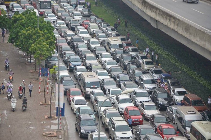 Hàng nghìn phương tiện "chôn chân" trên đường vì tắc nghẽn. Ảnh: Thanh Hà