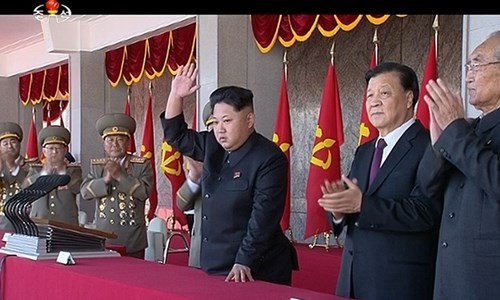 Nhà lãnh đạo Triều Tiên, ông Kim Jong-un, trong lễ duyệt binh nhân kỷ niệm lần thứ 70 ngày thành lập Đảng Lao động Triều Tiên. Ảnh: AP.