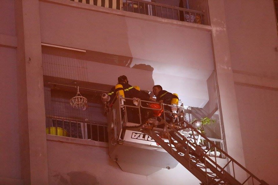 Dùng thang chuyên dụng giải cứu người bị mắc kẹt ở chung cư bị hỏa hoạn.