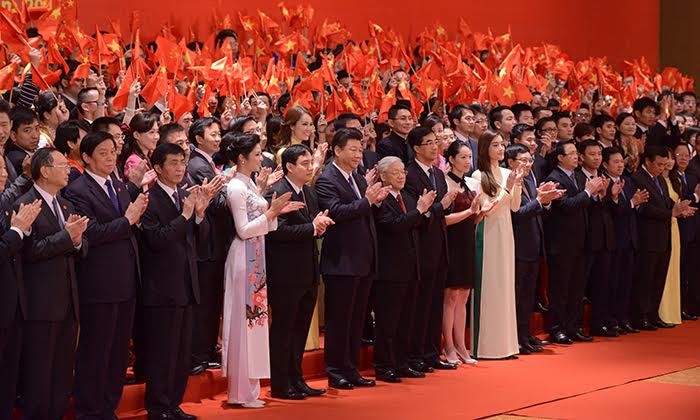 Tổng Bí thư Nguyễn Phú Trọng và Tổng Bí thư, Chủ tịch Trung Quốc Tập Cận Bình với đại biểu thanh niên hai nước.