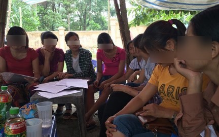 Các giáo viên mầm non ở Sóc Sơn, Hà Nội bị cắt hợp đồng lao động (Ảnh: VietnamNet)