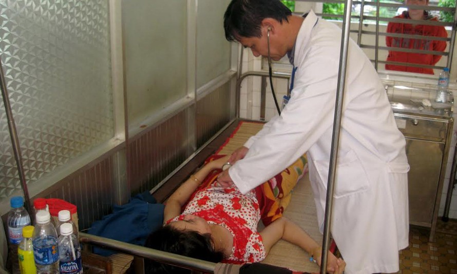 Công nhân đang điều trị tại bệnh viện đa khoa trung tâm tỉnh Tiền Giang. Ảnh: Châu Thành.