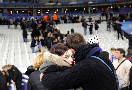 Ánh mắt gây ám ảnh của một fan nữ khi phải sơ tán xuống mặt cỏ sân Stade de France sau vụ nổ bom ở cửa sân bóng này hôm 13/11. Ảnh: NBC.