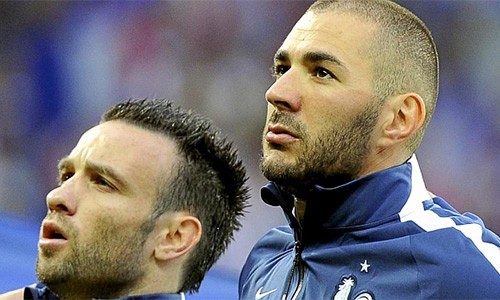 Karim Benzema (phải) nhận bản thân ngu ngốc vì dính đền vụ tống tiền Mathieu Valbuena. Ảnh: AFP.