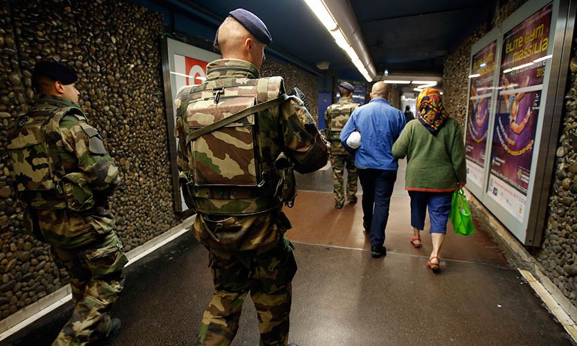 Các binh lính Pháp tuần tra tàu điện ngầm tại thành phố Marseille ngày 15/11 (Ảnh: RT)