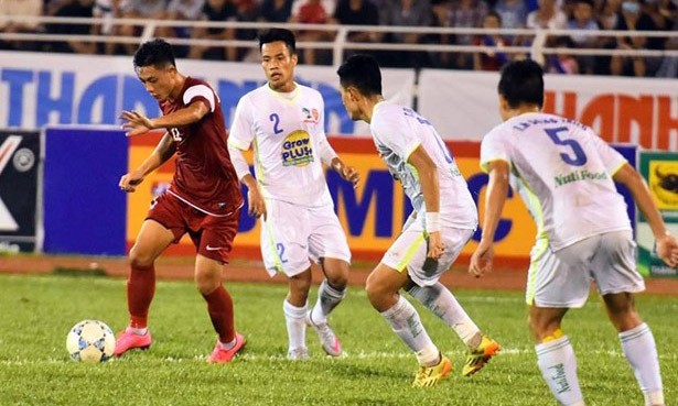 Xuân Mạnh (áo đỏ) đi bóng giữa vòng vây các cầu thủ U21 HAGL. Ảnh: Zing