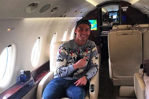 Ronaldo và chiếc máy bay riêng.