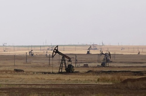 Hệ thống bơm dầu ở mỏ dầu Rmeilane, tỉnh Hasakeh, đông bắc Syria, ngày 15/7. Ảnh: AFP. 