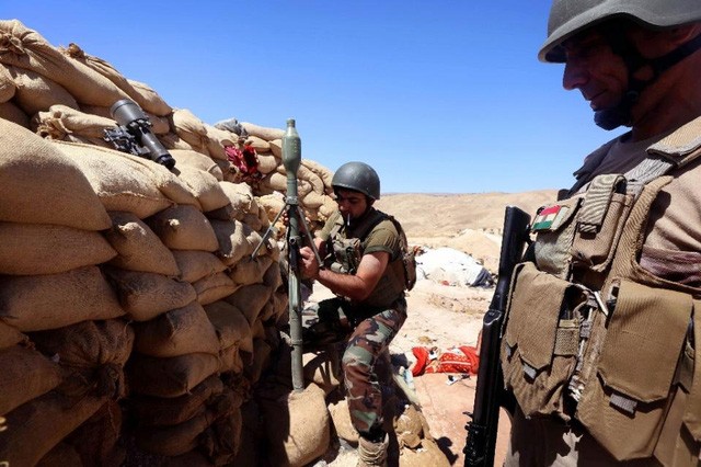 Các chiến binh người Kurd tại Iraq đang chiến đấu với phiến quân IS gần thành phố Mosul (Ảnh: AFP) 