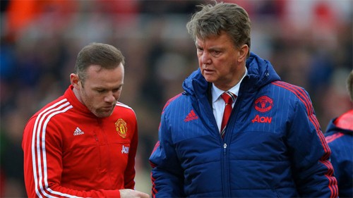 Van Gaal (phải) thêm một lần bị cựu cầu thủ Man Utd chỉ trích.