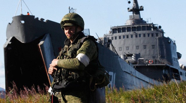 Một binh sĩ Nga tham gia huấn luyện tại bán đảo Kamchatka 