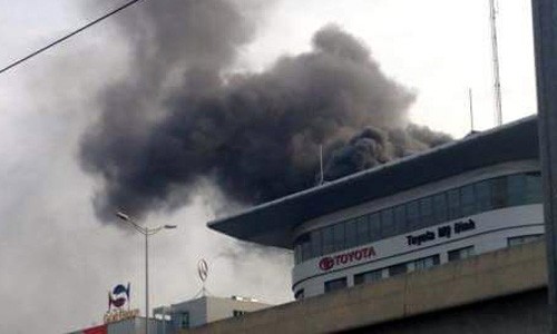 Cháy ở tòa nhà Toyota Mỹ Đình, khói bốc ngụt trời