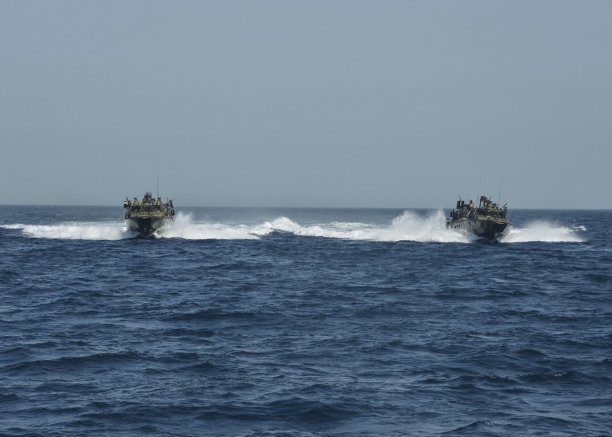 Iran bắt giữ 2 tàu hải quân Mỹ