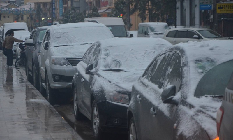 Tuyết bao phủ những chiếc xe ở Sapa vào sáng ngày 24/1. Ảnh: Thanh Hà