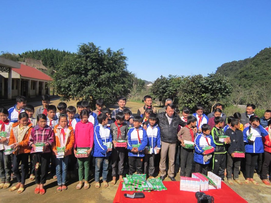 Phát quà cho các em học sinh ở trường phổ thông Cao Sơn.