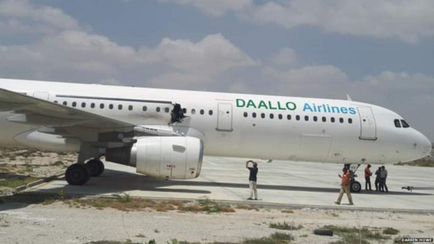 Lỗ thủng lớn trên thân máy bay hãng Daallo Airlines sau vụ nổ. 